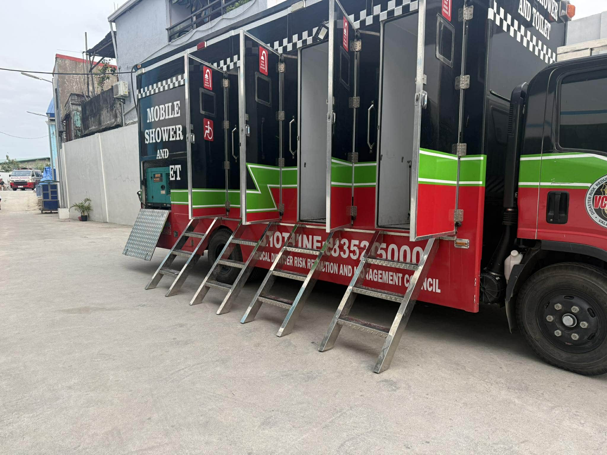 Japan Isuzu Mobile Emergency Shower and Toilet Vehicles pictures factory Japan Isuzu Mobile Emergency Shower and Toilet Vehicles pictures factory