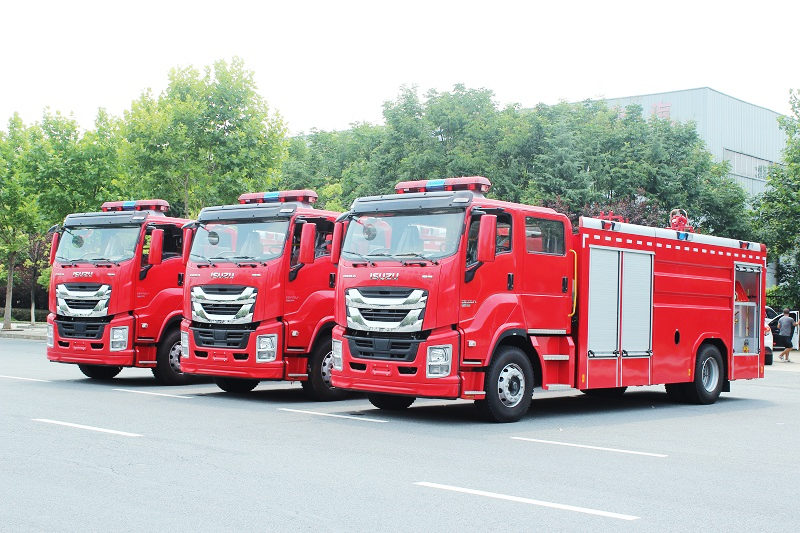 Três caminhões de bombeiros Isuzu 4500L equipados com espuma de água foram exportados para o Corpo de Bombeiros das Filipinas (BFP).