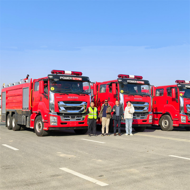 Um cliente sul-africano inspecionou 4 caminhões de bombeiros Isuzu FVZ de 10 m³ equipados com espuma de água na Powerstar.